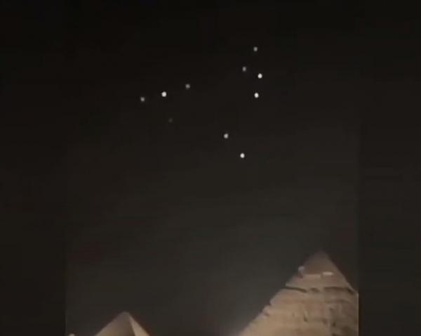 EGYPT, Fleet of UFOs appear on the Pyramids of Giza Signs from Heaven